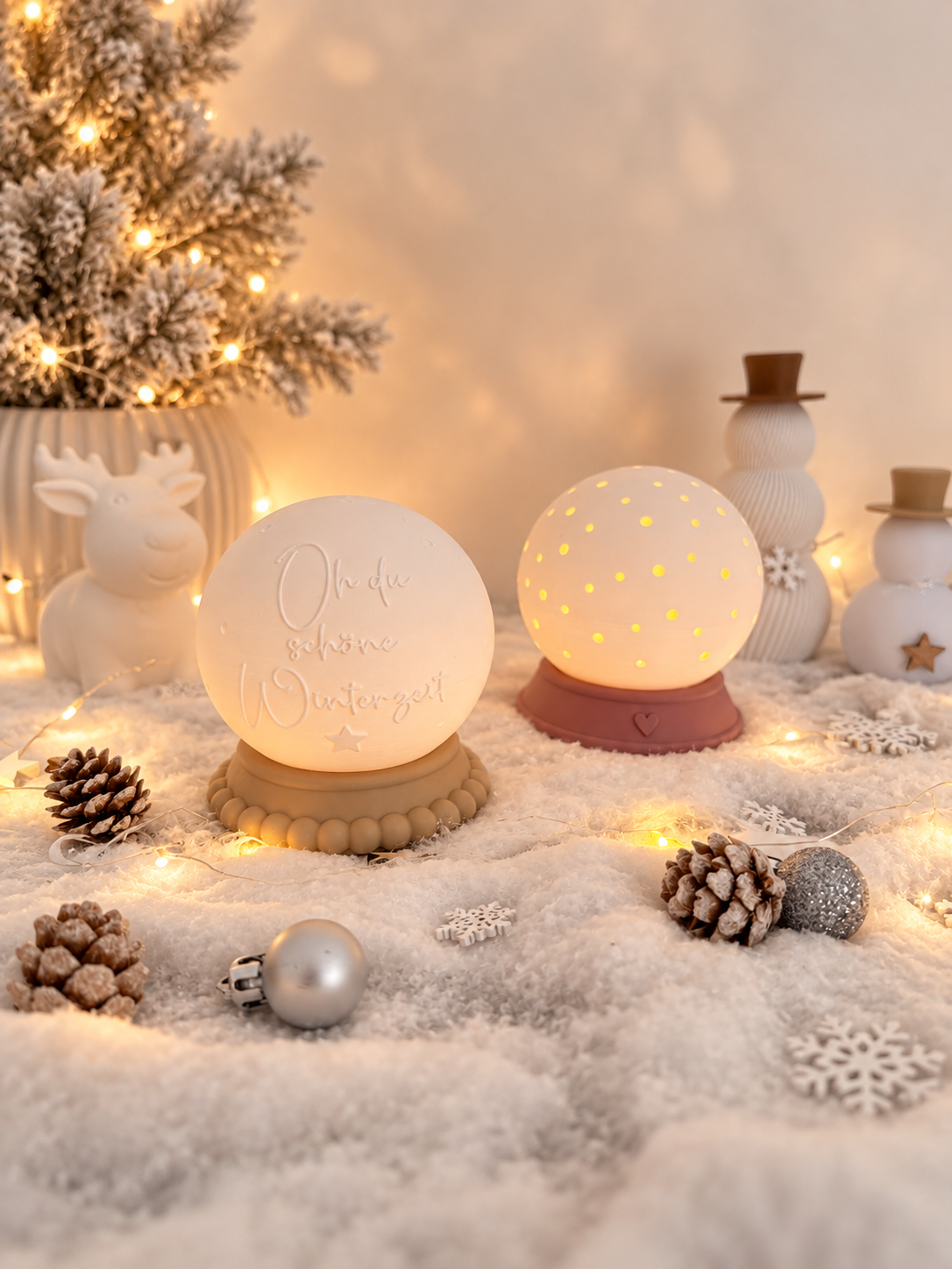❄️ Leucht-Schneekugel – „O du schöne Weihnachtszeit“ & Lochmuster - inkl. Ballonlicht | 2er Set verfügbar